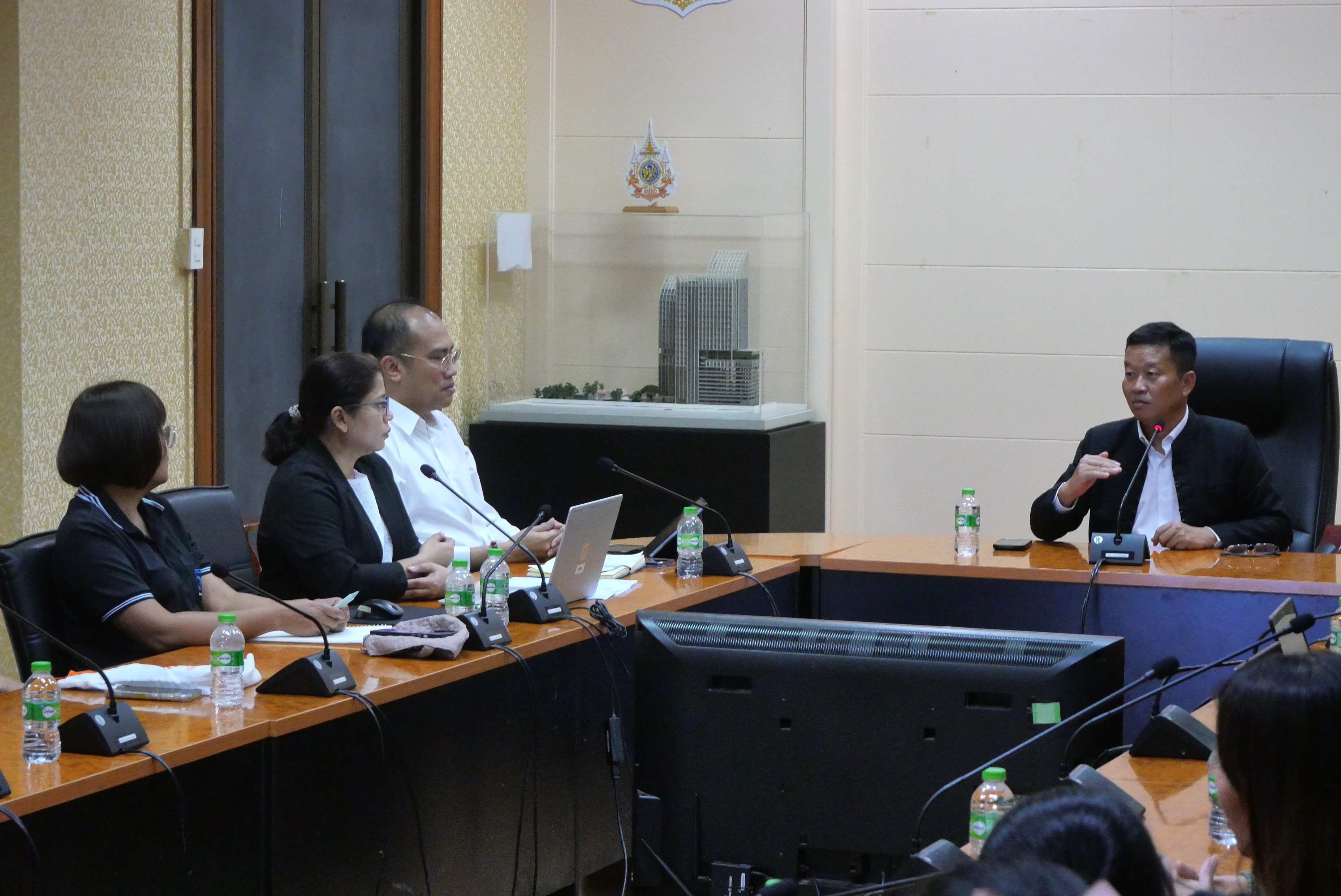 title - รองเลขาธิการ ส.ป.ก. ประชุมติดตามความก้าวหน้าการส่งเอกสารเบิกจ่ายผ่านระบบสารบรรณอิเล็กทรอนิกส์ (e-Office) ของสำนักบริหารกลาง 